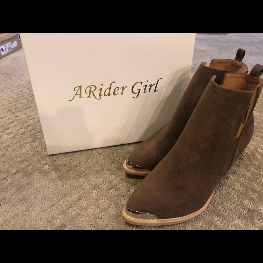Rider girl ankle boots w side cut out!